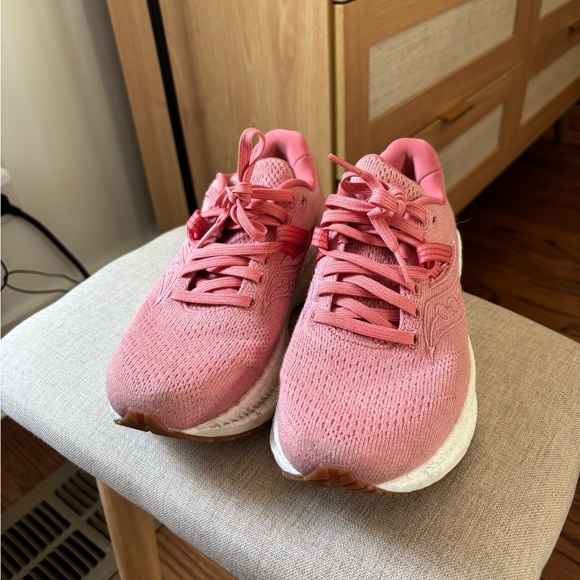 Saucony Women's Pink Athletic Shoes size 6 running triumph 22 - Picture 2 of 7